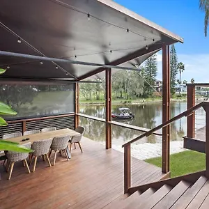 https://lakefront-living-in-burleigh.queenslandhotels.net